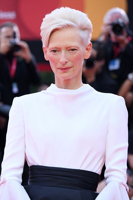 © IPA  | Venezia 82: Tilda Swinton sul red carpet con una creazione Haute Couture di Chanel che si vocifera porti la firma di Matthieu Blazy