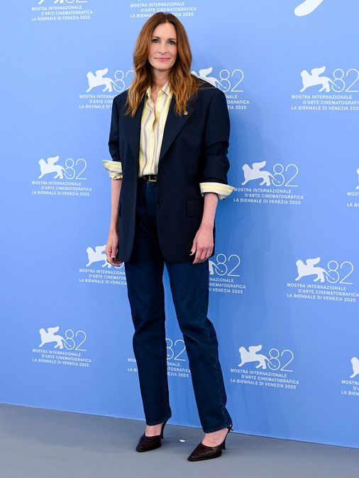 © IPA  | Venezia 82: Tilda Swinton sul red carpet con una creazione Haute Couture di Chanel che si vocifera porti la firma di Matthieu Blazy