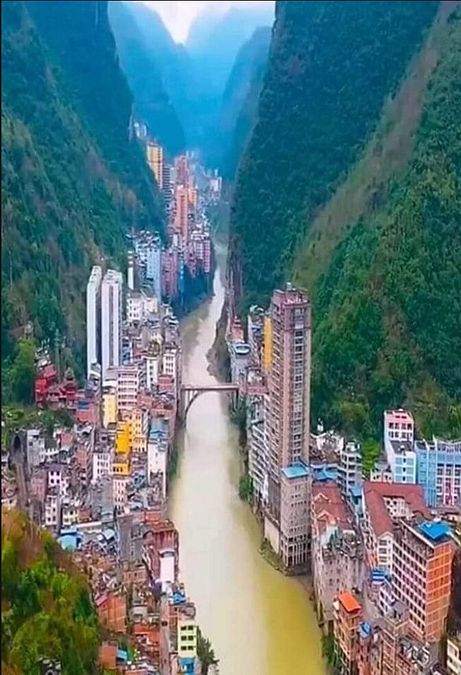 © Dal Web  |  Yanjin, Cina: la città più stretta del mondo  Foto: Google Earth  Credit: Julio Fernandez Casanova  