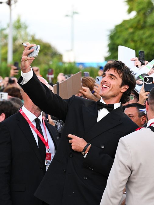 © IPA  | Venezia 82, Jacob Elordi sul red carpet impeccabile e "very cool" in smoking