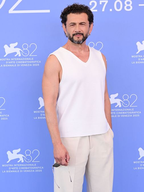 © IPA  | Venezia 82, il look di Vinicio Marchioni per la conferenza stampa del film “Orfeo” di Virgilio Villoresi