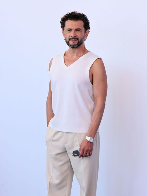 © IPA  | Venezia 82, il look di Vinicio Marchioni per la conferenza stampa del film “Orfeo” di Virgilio Villoresi