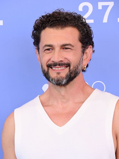 © IPA  | Venezia 82, il look di Vinicio Marchioni per la conferenza stampa del film “Orfeo” di Virgilio Villoresi