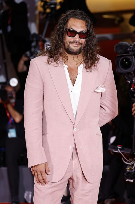 © IPA  | Venezia 82, Jason Momoa e la pedicure rosa: il total look romantico di un ex "macho"