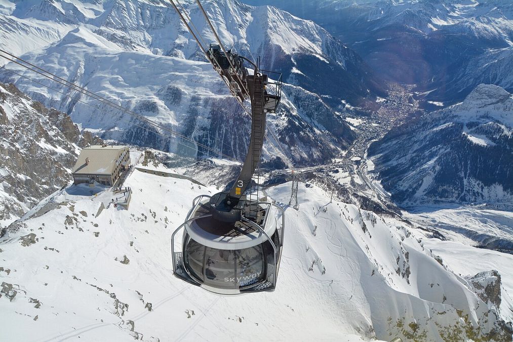 © Istockphoto  |  Courmayeur: l'arrivo in funivia alla stazione Punta Helbronner, sul Monte Bianco