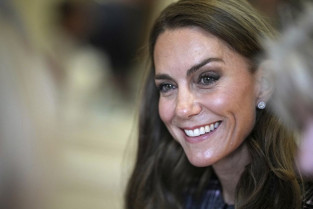 © Afp  | Dopo la breve parentesi segnata da schiariture più bionde, la principessa del Galles sembra essersi riavvicinata alla sua nuance prediletta (qui è con il marito, il principe William durante una visita all'Istituto della Federazione Nazionale delle Donne a Sunningdale)