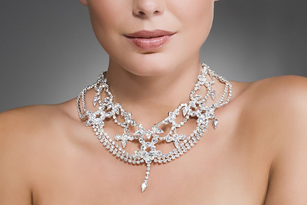 © Istockphoto  | La collana e gli altri gioielli devono essere scelti prestando attenzione, tra l'altro, alla forma della scollatura dell'abito
