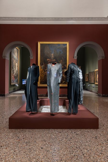 © Ufficio stampa  | "Giorgio Armani: Milano, per amore": i suoi abiti esposti per la prima volta nelle sale della Pinacoteca di Brera (credit photo: Agnese Bedini, Melania Dalle Grave)