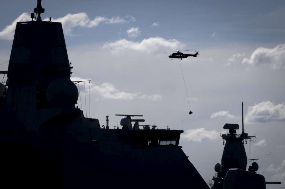 © Ansa  | Un elicottero con sommozzatori a bordo sorvola un'esercitazione delle forze per le operazioni speciali marittime della Nato con droni marini nell'ambito dell'esercitazione di sperimentazione operativa Bold Machina a Den Helder, Paesi Bassi