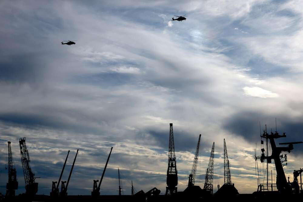 © Ansa  | Un elicottero con sommozzatori a bordo sorvola un'esercitazione delle forze per le operazioni speciali marittime della Nato con droni marini nell'ambito dell'esercitazione di sperimentazione operativa Bold Machina a Den Helder, Paesi Bassi