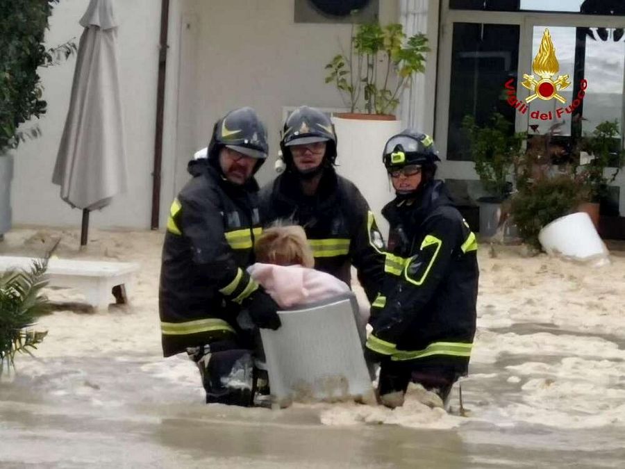 © Ansa  | I vigili del fuoco mettono in salvo una donna disabile dopo la mareggiata in Romagna, a Cesenatico