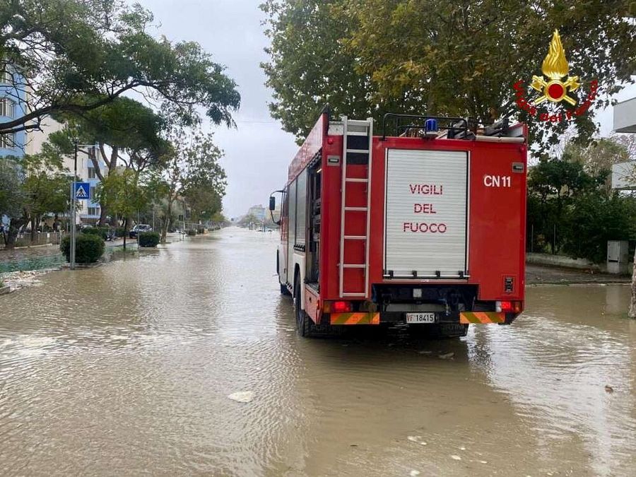 © Ansa  | I vigili del fuoco mettono in salvo una donna disabile dopo la mareggiata in Romagna, a Cesenatico
