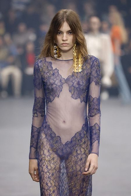 © Catwalk Pictures  | Effetto nudo, il trend più audace dalle sfilate di Parigi: un look di Valentino