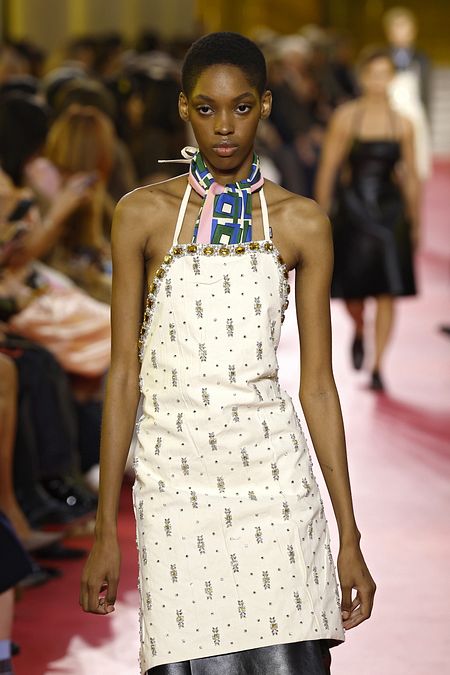© Catwalk Pictures  | Il grembiule protagonista della collezione Miu Miu primavera estate 2026