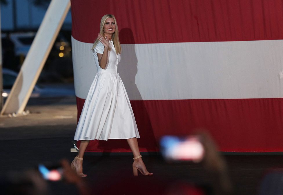 © Afp  | Ivanka Trump, i suoi "signature look" da First daughter: l'abito bianco indossato in Israele per accogliere all'arrivo il presidente Usa Donald Trump insieme al marito, Jared Kushner