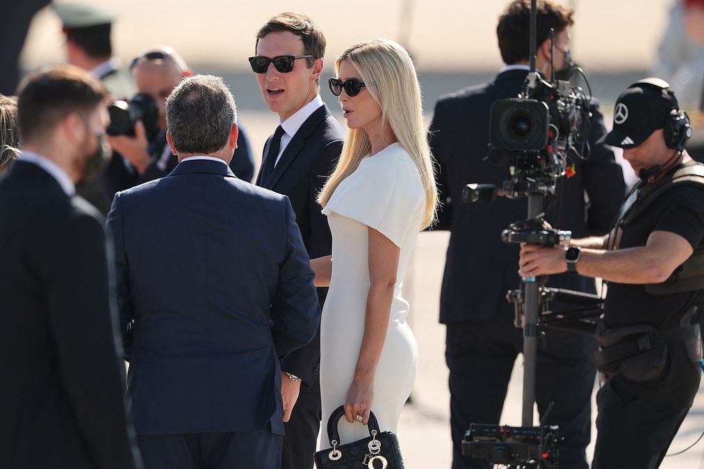© Afp  | Ivanka Trump, i suoi "signature look" da First daughter: l'abito bianco indossato in Israele per accogliere all'arrivo il presidente Usa Donald Trump insieme al marito, Jared Kushner