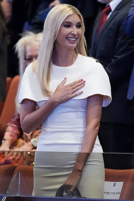 © Afp  | Ivanka Trump, i suoi "signature look" da First daughter: l'abito bianco indossato in Israele per accogliere all'arrivo il presidente Usa Donald Trump insieme al marito, Jared Kushner
