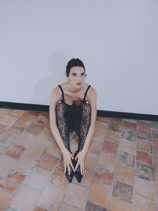 © Ufficio stampa  | Kendall Jenner, digital ambassador di Calzedonia, indossa un modello di collant in pizzo della Deluxe Selection