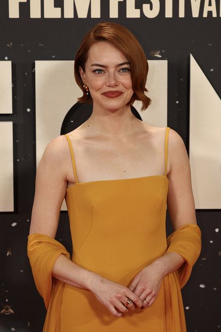 © IPA  | BOB, il caschetto corto con le punte all'insù: Emma Stone alla premiere di "Bugonia" a Londra