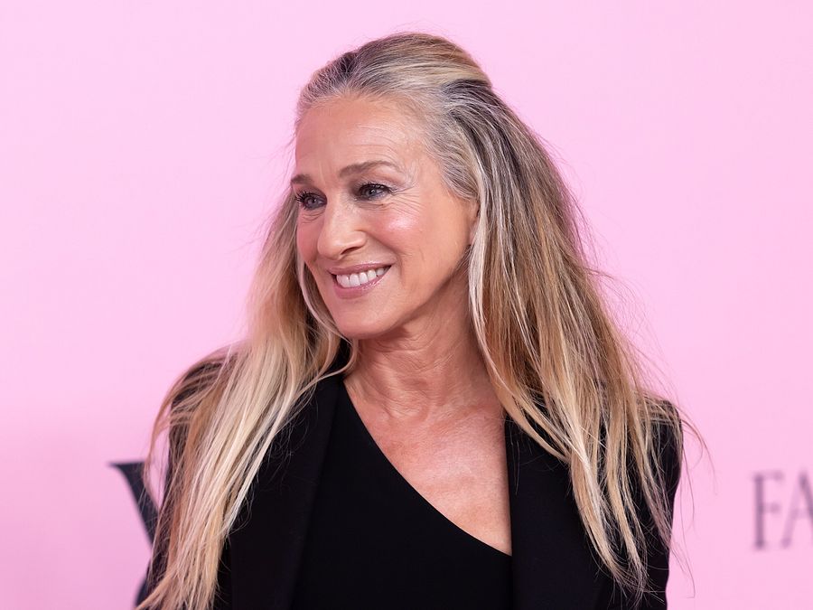 © IPA  | Sarah Jessica Parker, tra gli ospiti dell'ultima sfilata di Victoria's Secret, ha mostrato senza imbarazzo i suoi capelli con la ricrescita