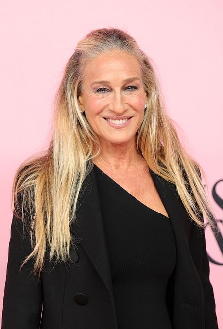 © IPA  | Sarah Jessica Parker, tra gli ospiti dell'ultima sfilata di Victoria's Secret, ha mostrato senza imbarazzo i suoi capelli con la ricrescita