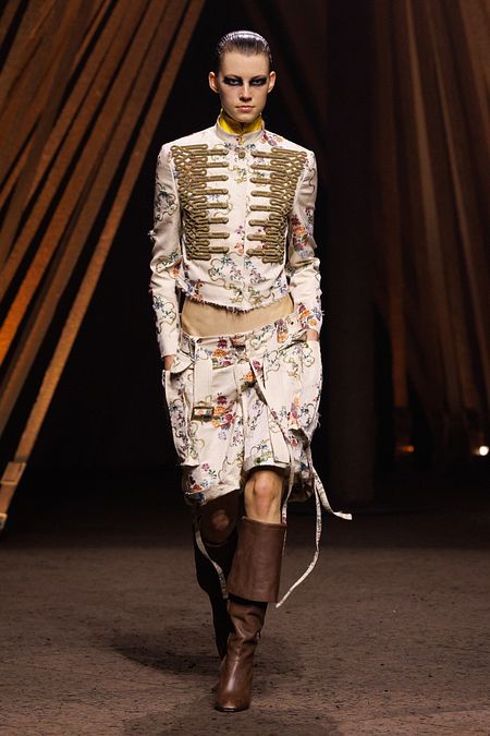 © Catwalk Pictures/Afp/Catwalk Pictures/Afp  | La Napoleon Jacket: due modelli proposti in passerella da Ann Demeulemeester SS26 e Alexander McQueen SS26 tra la "Rock Soldier" di Freddie Mercury