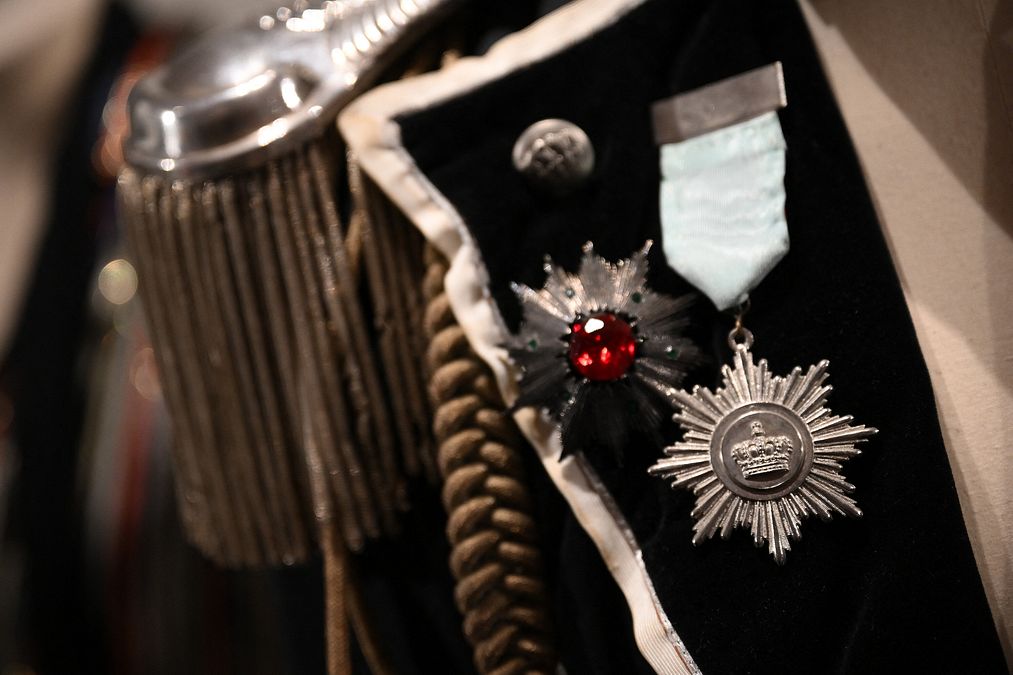 © Catwalk Pictures/Afp/Catwalk Pictures/Afp  | La Napoleon Jacket: due modelli proposti in passerella da Ann Demeulemeester SS26 e Alexander McQueen SS26 tra la "Rock Soldier" di Freddie Mercury