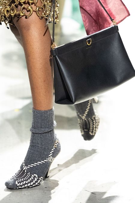 © Catwalk Pictures  | Scarpe con i tacchi e calzini dalle sfilate autunno inverno 2025 di Etro e Ulla Johnson