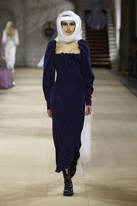 © Catwalk Pictures  | Halloween look 2025, le ispirazioni dalle sfilate di moda: Elena Velez FW25, Versace SS23, Gucci FW20, Haider Ackermann FW20, Dilara Findikoglu FW25