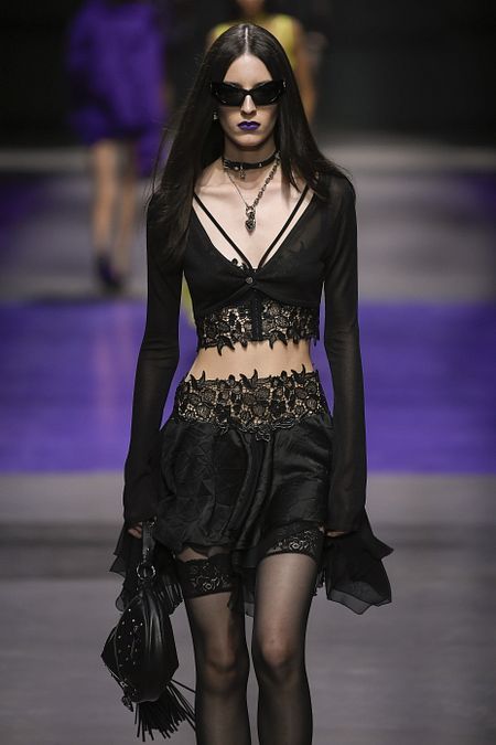 © Catwalk Pictures  | Halloween look 2025, le ispirazioni dalle sfilate di moda: Elena Velez FW25, Versace SS23, Gucci FW20, Haider Ackermann FW20, Dilara Findikoglu FW25