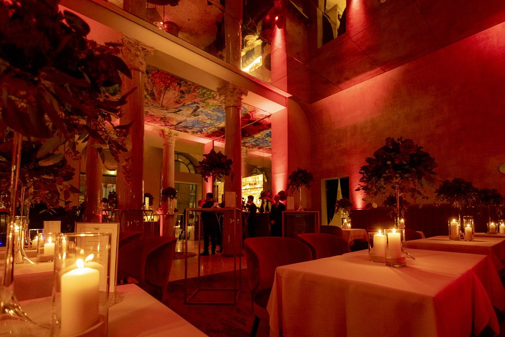 © Ufficio stampa  |  Foyer alla Scala, abito Valentino