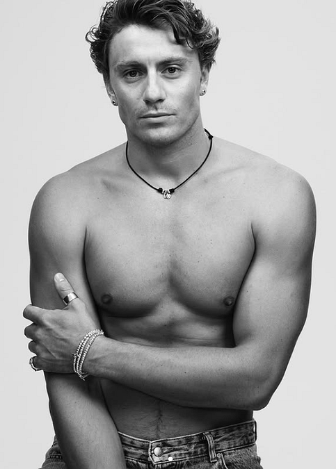 © Instagram  | Nicolò Martinenghi è tra i protagonisti della nuova campagna "Icons of Fall" di DoDo (foto di Alberto Zanetti, scatto da Instagram)