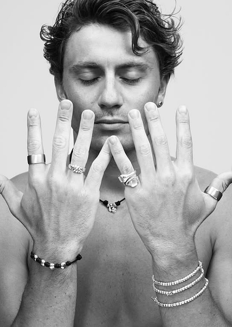 © Instagram  | Nicolò Martinenghi è tra i talenti che interpretano "Icons of Fall", un nuovo capitolo dedicato all’uomo di DoDo (foto di Alberto Zanetti, scatto da Instagram)