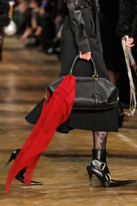 © Catwalk Pictures  | Sciarpe donna e foulard autunno inverno 2025: i modelli di tendenza dalle sfilate