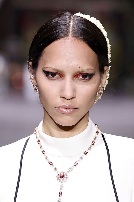 © IPA  | Tendenze sopracciglia 2025, come le portano star e celebs: le "reinassance brows" di Mia Goth