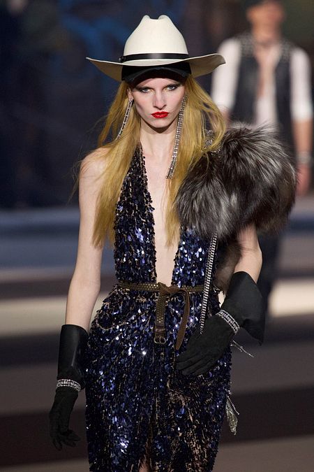 © Afp  | Lo stile anni Ottanta-primi anni Novanta: Linda Evangelista in passerella per Claude Montana collezione prêt-à-porter primavera estate 1991