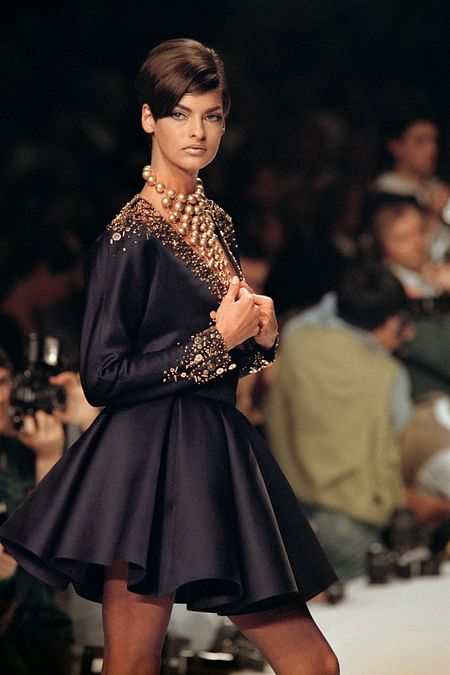© Afp  | Lo stile anni Ottanta-primi anni Novanta: Linda Evangelista in passerella per Claude Montana collezione prêt-à-porter primavera estate 1991