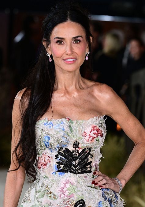 © IPA  | Capelli lunghi dopo i 50 anni: una eterea Demi Moore a Londra alla premiere della serie "Landman" stagione 2