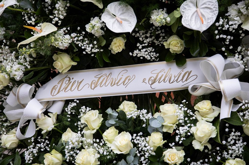 © IPA  | La corona inviata da Pier Silvio Berlusconi e Silvia Toffanin