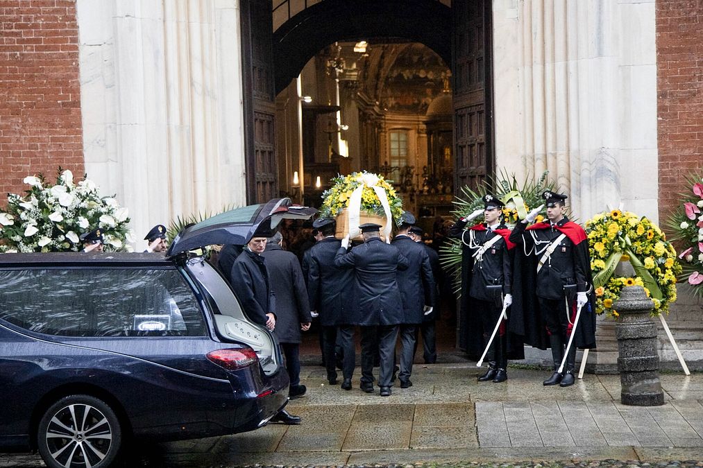 © IPA  | La corona inviata da Pier Silvio Berlusconi e Silvia Toffanin