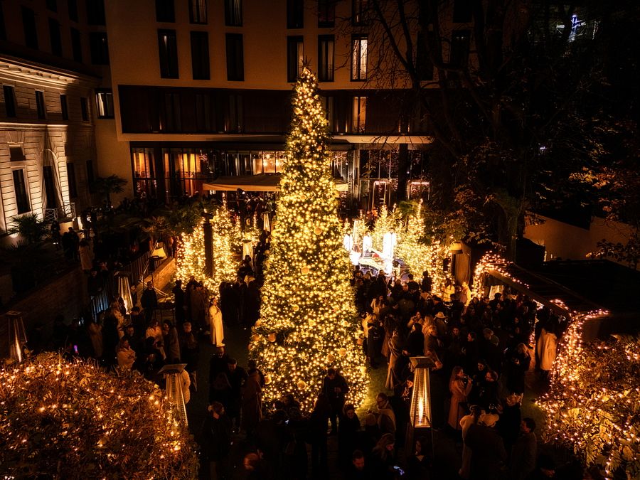 © Ufficio stampa  | "Together We Celebrate", Bulgari celebra il Natale a Milano - Il mega albero di Natale nel giardino del Bulgari Hotel