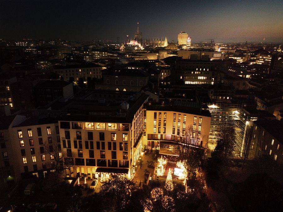 © Ufficio stampa  | "Together We Celebrate", Bulgari celebra il Natale a Milano - Il mega albero di Natale nel giardino del Bulgari Hotel