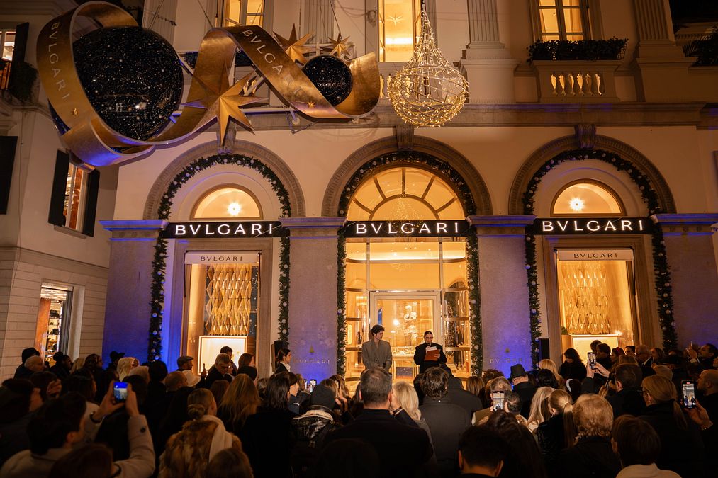 © Ufficio stampa  | "Together We Celebrate", Bulgari celebra il Natale a Milano - Il mega albero di Natale nel giardino del Bulgari Hotel