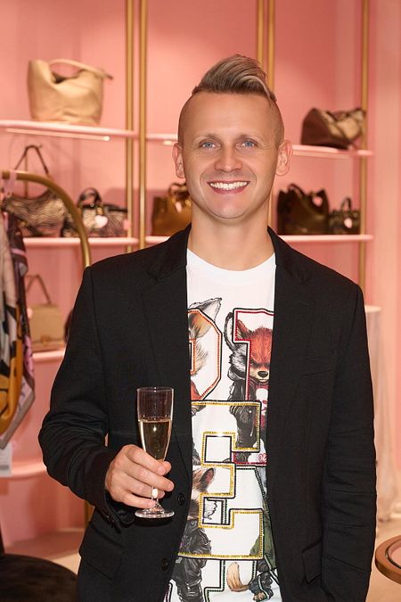 © Ufficio stampa  | Braccialini, una serata evento a Roma per festeggiare un anno magico: Manuela Arcuri, protagonista dello spot della maison fiorentina, con la celebre borsa Beth