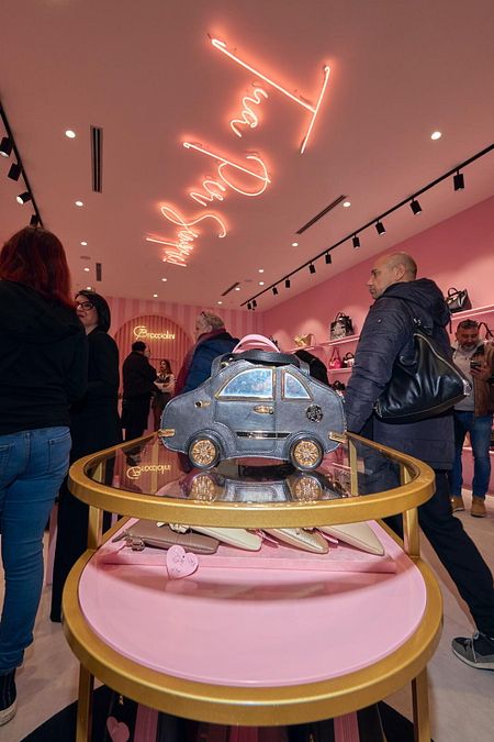 © Ufficio stampa  | Braccialini, una serata evento a Roma per festeggiare un anno magico: Manuela Arcuri, protagonista dello spot della maison fiorentina, con la celebre borsa Beth