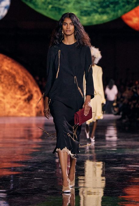 © Ufficio stampa  | Bhavitha Mandava prima modella indiana ad aprire una sfilata di Chanel, quella dedicata alla collezione Métiers d'art 2026 (copyright: Chanel)