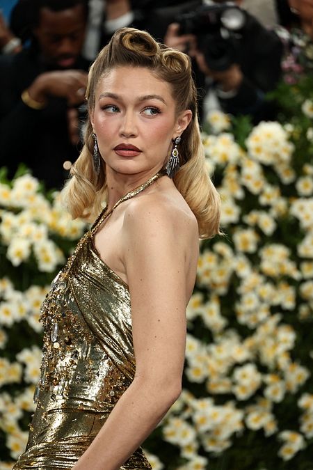 © IPA  | Semi-raccolto sofisticato e dal tocco vintage per Gigi Hadid al Met Gala 2025