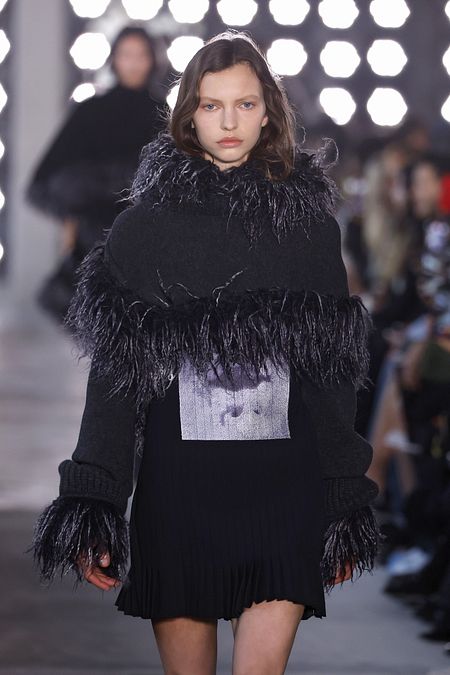 © IPA  | Il ritorno delle piume: Lila Moss