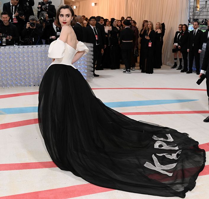 © IPA  | Lily Collins alla premiere a Parigi della quinta stagione di "Emily in Paris"