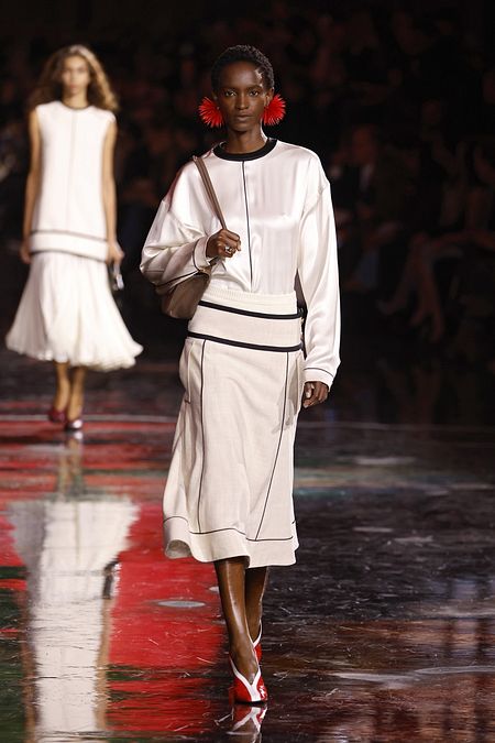 © Catwalk Pictures  | Cloud Dancer, il colore dell'anno lanciato dalle sfilate: Chanel primavera estate 2026